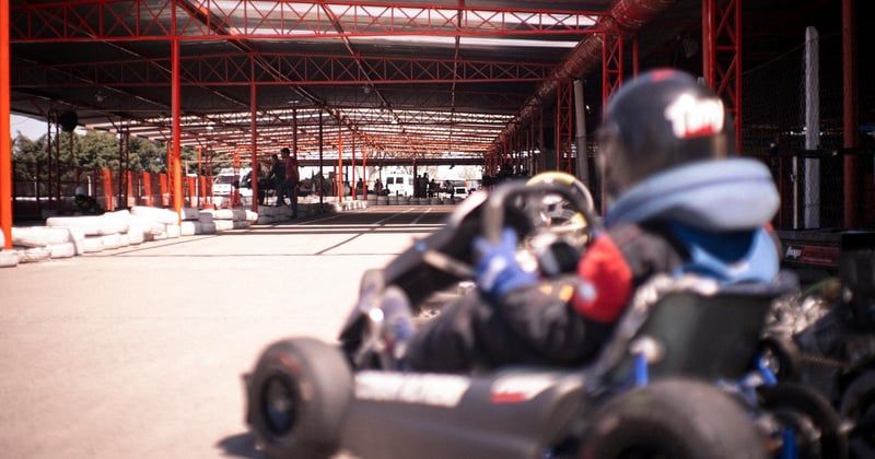 Journée de roulage en kart : préparer le transport et l'arrivée au circuit